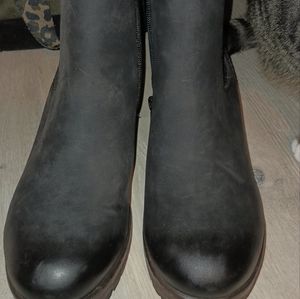 Crown vintage black low top jana bootie never worn